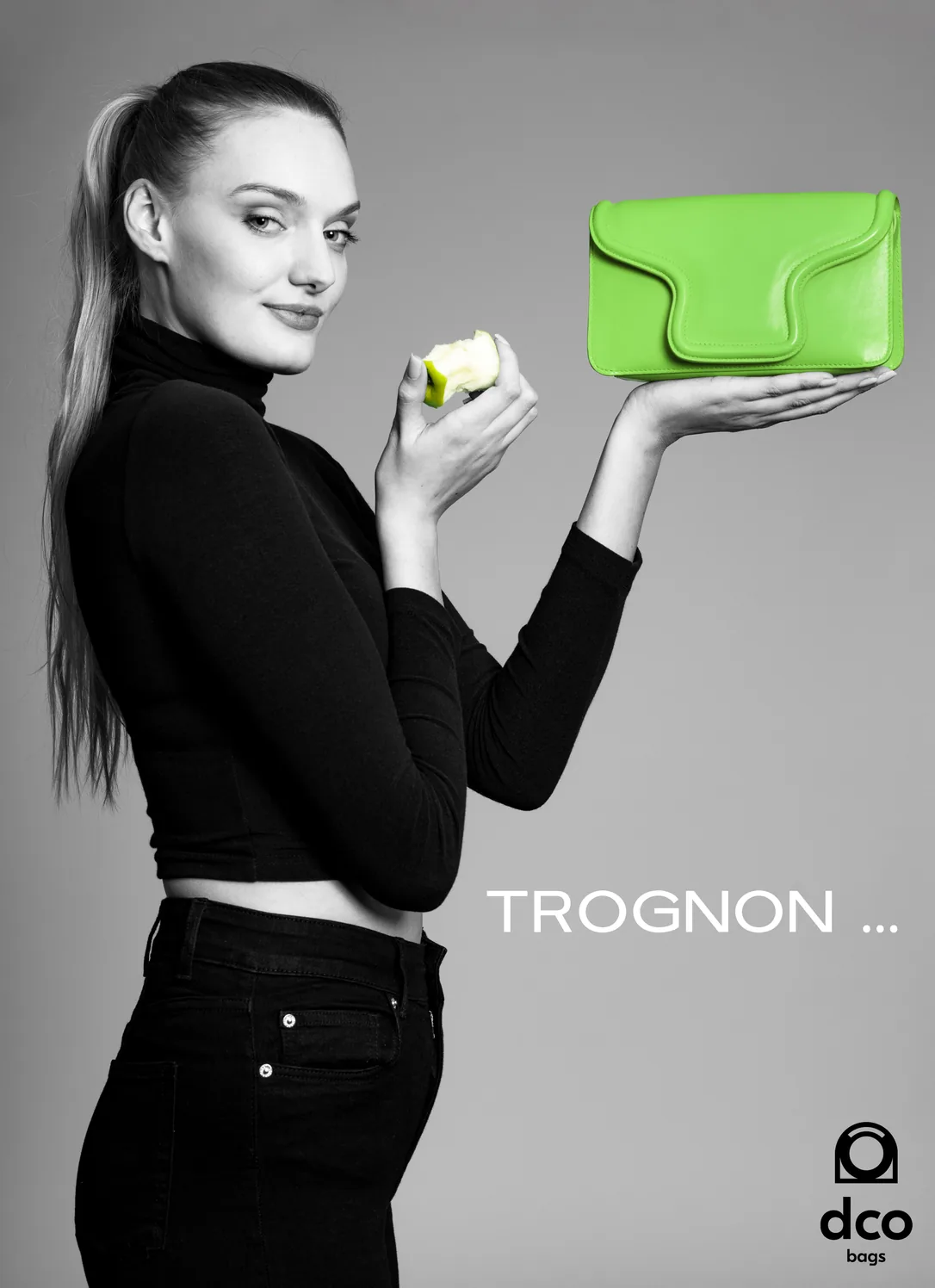 Affiche : en noir et blanc, une jeune femme au catogan tient un trognon de pomme d'une main et, de l'autre, un petit sac vert fluo. Titre : Trognon…