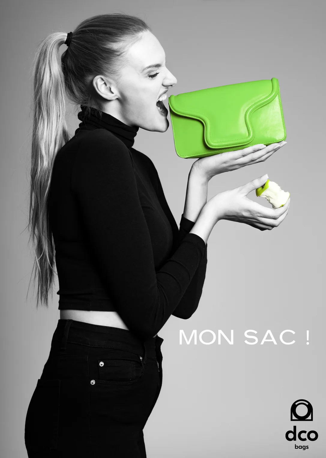 Affiche : de profil, la même jeune femme mord à pleines dents dans le sac vert fluo, le trognon dans l'autre main. Titre : Mon sac !